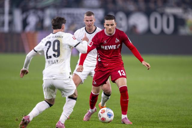 08 November 2025, North Rhine-Westphalia, Mönchengladbach: Moenchengladbach's Joe Scally and Nico Elvedi in action against Cologne's Said El Mala during the German Bundesliga soccer Borussia Moenchengladbach and 1. FC Cologne at the Stadion im Borussia-Park. Photo: David Inderlied/dpa - IMPORTANT NOTICE: DFL and DFB regulations prohibit any use of photographs as image sequences and/or quasi-video.