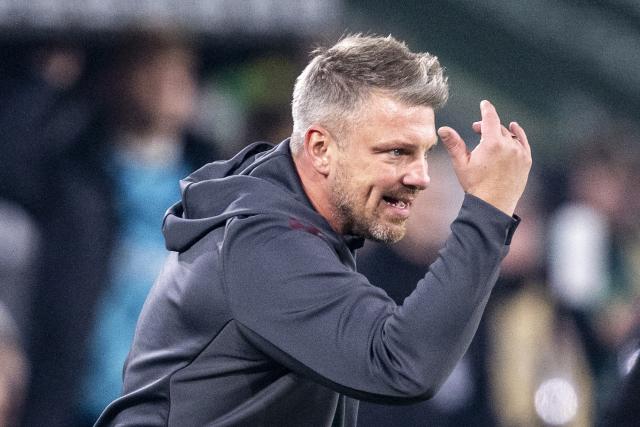 08 November 2025, North Rhine-Westphalia, Mönchengladbach: Cologne coach Lukasz Kwasniok reacts during the German Bundesliga soccer Borussia Moenchengladbach and 1. FC Cologne at the Stadion im Borussia-Park. Photo: David Inderlied/dpa - IMPORTANT NOTICE: DFL and DFB regulations prohibit any use of photographs as image sequences and/or quasi-video.