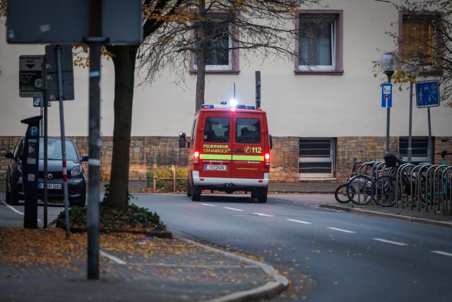 09 November 2025, Lower Saxony, Osnabrück: A fire department vehicle is parked on a closed road. During construction work, four possible sites of unexploded bombs from the Second World War were identified. More than 14,000 people within an evacuation radius of one kilometer must therefore leave their homes by 07:00. The Marienhospital, the Christian Children's Hospital and the main railway station are also affected. Photo: Friso Gentsch/dpa