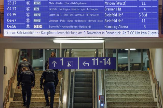 09 November 2025, Lower Saxony, Osnabrück: A notice board at Osnabrueck main station indicates that explosive ordnance has been defused. During construction work, four possible sites of unexploded bombs from the Second World War were identified. More than 14,000 people within an evacuation radius of one kilometer must therefore leave their homes by 07:00. The Marienhospital, the Christian Children's Hospital and the main railway station are also affected. Photo: Friso Gentsch/dpa