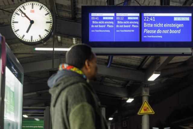 09 November 2025, Lower Saxony, Osnabrück: "Please do not board" is written on a display board on a track at Osnabrueck main station. During construction work, four possible sites of unexploded bombs from the Second World War were identified. More than 14,000 people within an evacuation radius of one kilometer must therefore leave their homes by 07:00. The Marienhospital, the Christian Children's Hospital and the main railway station are also affected. Photo: Friso Gentsch/dpa