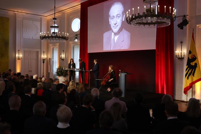 09 November 2025, Berlin: Actor Jens Harzer and his wife Marina Galic speak before Federal President Steinmeier's speech on the current threats to democracy on the occasion of the anniversary of the fall of the Berlin Wall in 1989, the anti-Jewish pogrom in 1938 and the proclamation of the republic after the First World War in 1918 at his residence Schloss Bellevue in Berlin, Germany. Photo: Maryam Majd/Pool AP/dpa