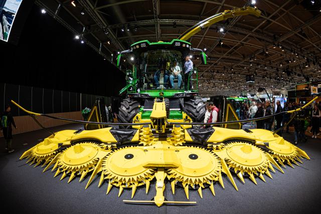 09 November 2025, Lower Saxony, Hanover: A combine harvester is presented at the John Deere stand at the Agritechnica agricultural machinery trade fair. Agritechnica takes place from November 9 to 15 at the exhibition grounds in Hanover. (Shot with fisheye lens) Photo: Moritz Frankenberg/dpa