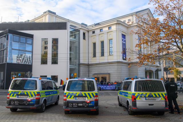 09 November 2025, Saxony-Anhalt, Magdeburg: Police vehicles are parked in front of the Magdeburg Opera House during a demonstration against the planned play "3 Minutes", which is to be based on the attack on Magdeburg's Christmas market in December 2024. Photo: Klaus-Dietmar Gabbert/dpa