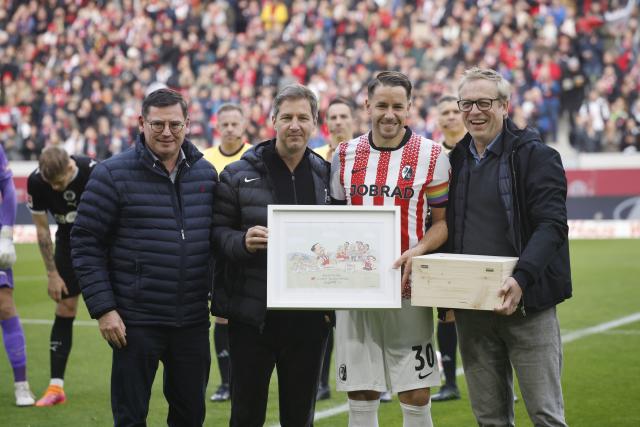09 November 2025, Baden-Wuerttemberg, Freiburg im Breisgau: (L-R) Oliver Leki, Jochen Saier, Christian Guenter and Klemens Hartenbach stand together in the Europa-Park Stadium during a ceremony honoring Guenter as SC Freiburg's record player prior to the start of the German Bundesliga soccer match between SC Freiburg and FC St. Pauli at Europa-Park Stadium. Photo: Philipp von Ditfurth/dpa - WICHTIGER HINWEIS: Gemäß den Vorgaben der DFL Deutsche Fußball Liga bzw. des DFB Deutscher Fußball-Bund ist es untersagt, in dem Stadion und/oder vom Spiel angefertigte Fotoaufnahmen in Form von Sequenzbildern und/oder videoähnlichen Fotostrecken zu verwerten bzw. verwerten zu lassen.