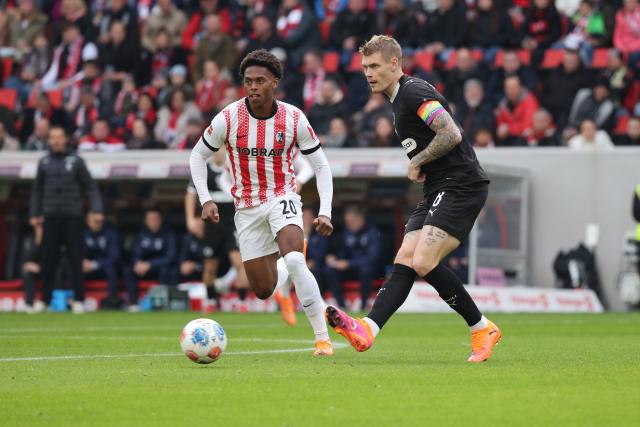 09 November 2025, Baden-Wuerttemberg, Freiburg im Breisgau: Freiburg's Junior Adamu (L) and St. Pauli's Eric Smith battle for the ball during the German Bundesliga soccer match between SC Freiburg and FC St. Pauli at Europa-Park Stadium. Photo: Philipp von Ditfurth/dpa - WICHTIGER HINWEIS: Gemäß den Vorgaben der DFL Deutsche Fußball Liga bzw. des DFB Deutscher Fußball-Bund ist es untersagt, in dem Stadion und/oder vom Spiel angefertigte Fotoaufnahmen in Form von Sequenzbildern und/oder videoähnlichen Fotostrecken zu verwerten bzw. verwerten zu lassen.