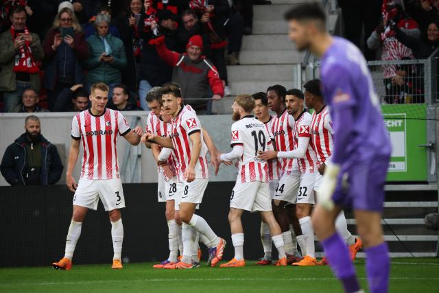 09 November 2025, Baden-Wuerttemberg, Freiburg im Breisgau: Freiburg players celebrate their side's first goal during the German Bundesliga soccer match between SC Freiburg and FC St. Pauli at Europa-Park Stadium. Photo: Philipp von Ditfurth/dpa - WICHTIGER HINWEIS: Gemäß den Vorgaben der DFL Deutsche Fußball Liga bzw. des DFB Deutscher Fußball-Bund ist es untersagt, in dem Stadion und/oder vom Spiel angefertigte Fotoaufnahmen in Form von Sequenzbildern und/oder videoähnlichen Fotostrecken zu verwerten bzw. verwerten zu lassen.