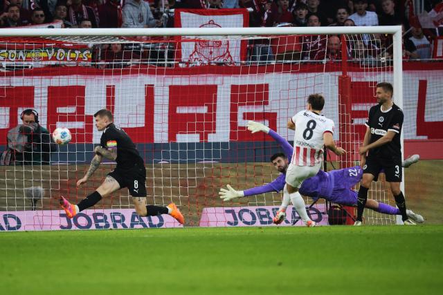 09 November 2025, Baden-Wuerttemberg, Freiburg im Breisgau: Freiburg's Maximilian Eggestein scores his side's second goal during the German Bundesliga soccer match between SC Freiburg and FC St. Pauli at Europa-Park Stadium. Photo: Philipp von Ditfurth/dpa - WICHTIGER HINWEIS: Gemäß den Vorgaben der DFL Deutsche Fußball Liga bzw. des DFB Deutscher Fußball-Bund ist es untersagt, in dem Stadion und/oder vom Spiel angefertigte Fotoaufnahmen in Form von Sequenzbildern und/oder videoähnlichen Fotostrecken zu verwerten bzw. verwerten zu lassen.