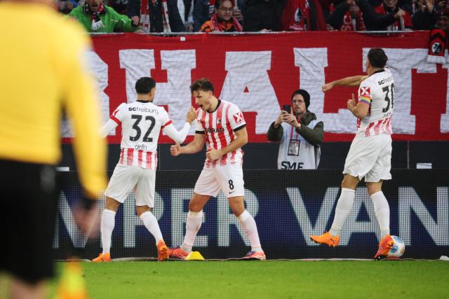 09 November 2025, Baden-Wuerttemberg, Freiburg im Breisgau: (L-R) Freiburg's Vincenzo Grifo, Maximilian Eggestein and Christian Guenter celebrate their side's second goal during the German Bundesliga soccer match between SC Freiburg and FC St. Pauli at Europa-Park Stadium. Photo: Philipp von Ditfurth/dpa - WICHTIGER HINWEIS: Gemäß den Vorgaben der DFL Deutsche Fußball Liga bzw. des DFB Deutscher Fußball-Bund ist es untersagt, in dem Stadion und/oder vom Spiel angefertigte Fotoaufnahmen in Form von Sequenzbildern und/oder videoähnlichen Fotostrecken zu verwerten bzw. verwerten zu lassen.