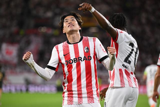09 November 2025, Baden-Wuerttemberg, Freiburg im Breisgau: Freiburg's Yuito Suzuki celebrates scoring his side's first goal during the German Bundesliga soccer match between SC Freiburg and FC St. Pauli at Europa-Park Stadium. Photo: Harry Langer/dpa - WICHTIGER HINWEIS: Gemäß den Vorgaben der DFL Deutsche Fußball Liga bzw. des DFB Deutscher Fußball-Bund ist es untersagt, in dem Stadion und/oder vom Spiel angefertigte Fotoaufnahmen in Form von Sequenzbildern und/oder videoähnlichen Fotostrecken zu verwerten bzw. verwerten zu lassen.