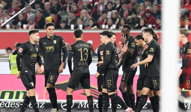 09 November 2025, Baden-Wuerttemberg, Stuttgart: FC Augsburg players celebrate their side's second goal  during the German Bundesliga soccer match between VfB Stuttgart and FC Augsburg at MHPArena. Photo: Bernd Weißbrod/dpa - WICHTIGER HINWEIS: Gemäß den Vorgaben der DFL Deutsche Fußball Liga bzw. des DFB Deutscher Fußball-Bund ist es untersagt, in dem Stadion und/oder vom Spiel angefertigte Fotoaufnahmen in Form von Sequenzbildern und/oder videoähnlichen Fotostrecken zu verwerten bzw. verwerten zu lassen.