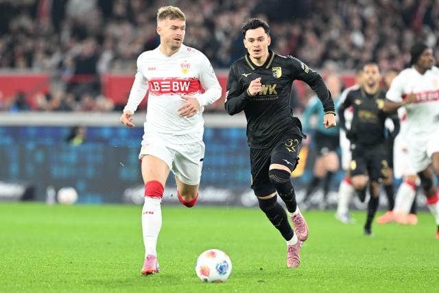 09 November 2025, Baden-Wuerttemberg, Stuttgart: Stuttgart's Maximilian Mittelstaedt (L) and Augsburg's Fabian Rieder battle for the ball during the German Bundesliga soccer match between VfB Stuttgart and FC Augsburg at MHPArena. Photo: Bernd Weißbrod/dpa - WICHTIGER HINWEIS: Gemäß den Vorgaben der DFL Deutsche Fußball Liga bzw. des DFB Deutscher Fußball-Bund ist es untersagt, in dem Stadion und/oder vom Spiel angefertigte Fotoaufnahmen in Form von Sequenzbildern und/oder videoähnlichen Fotostrecken zu verwerten bzw. verwerten zu lassen.
