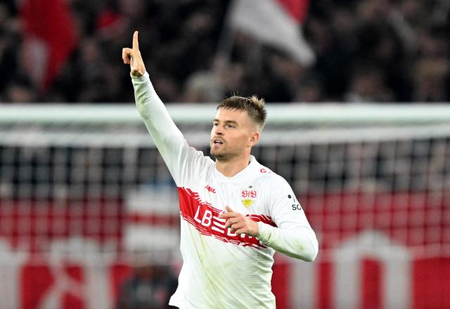 09 November 2025, Baden-Wuerttemberg, Stuttgart: Stuttgart's Maximilian Mittelstaedt celebrates scoring his side's first goal during the German Bundesliga soccer match between VfB Stuttgart and FC Augsburg at MHPArena. Photo: Bernd Weißbrod/dpa - WICHTIGER HINWEIS: Gemäß den Vorgaben der DFL Deutsche Fußball Liga bzw. des DFB Deutscher Fußball-Bund ist es untersagt, in dem Stadion und/oder vom Spiel angefertigte Fotoaufnahmen in Form von Sequenzbildern und/oder videoähnlichen Fotostrecken zu verwerten bzw. verwerten zu lassen.