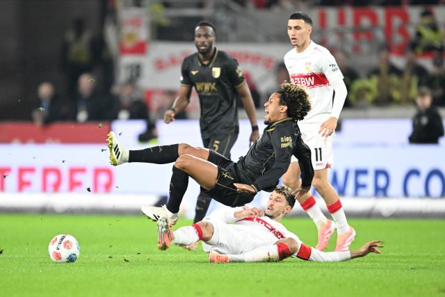 09 November 2025, Baden-Wuerttemberg, Stuttgart: Augsburg's Han-Noah Massengo (UP) and Stuttgart's Atakan Karazor battle for the ball during the German Bundesliga soccer match between VfB Stuttgart and FC Augsburg at MHPArena. Photo: Bernd Weißbrod/dpa - WICHTIGER HINWEIS: Gemäß den Vorgaben der DFL Deutsche Fußball Liga bzw. des DFB Deutscher Fußball-Bund ist es untersagt, in dem Stadion und/oder vom Spiel angefertigte Fotoaufnahmen in Form von Sequenzbildern und/oder videoähnlichen Fotostrecken zu verwerten bzw. verwerten zu lassen.