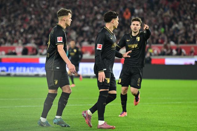 09 November 2025, Baden-Wuerttemberg, Stuttgart: Augsburg's Fabian Rieder (C) celebrates scoring his side's first goal with teammates Robin Fellhauer (L) and Elvis Rexhbecaj during the German Bundesliga soccer match between VfB Stuttgart and FC Augsburg at MHPArena. Photo: Bernd Weißbrod/dpa - WICHTIGER HINWEIS: Gemäß den Vorgaben der DFL Deutsche Fußball Liga bzw. des DFB Deutscher Fußball-Bund ist es untersagt, in dem Stadion und/oder vom Spiel angefertigte Fotoaufnahmen in Form von Sequenzbildern und/oder videoähnlichen Fotostrecken zu verwerten bzw. verwerten zu lassen.