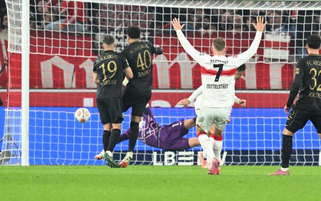 09 November 2025, Baden-Wuerttemberg, Stuttgart: Augsburg Goalkeeper Finn Dahmen fails to prevent Stuttgart's second goal during the German Bundesliga soccer match between VfB Stuttgart and FC Augsburg at MHPArena. Photo: Bernd Weißbrod/dpa - WICHTIGER HINWEIS: Gemäß den Vorgaben der DFL Deutsche Fußball Liga bzw. des DFB Deutscher Fußball-Bund ist es untersagt, in dem Stadion und/oder vom Spiel angefertigte Fotoaufnahmen in Form von Sequenzbildern und/oder videoähnlichen Fotostrecken zu verwerten bzw. verwerten zu lassen.