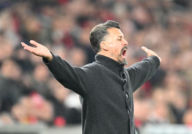 09 November 2025, Baden-Wuerttemberg, Stuttgart: Augsburg coach Sandro Wagner gestures on the touchline during the German Bundesliga soccer match between VfB Stuttgart and FC Augsburg at MHPArena. Photo: Bernd Weißbrod/dpa - WICHTIGER HINWEIS: Gemäß den Vorgaben der DFL Deutsche Fußball Liga bzw. des DFB Deutscher Fußball-Bund ist es untersagt, in dem Stadion und/oder vom Spiel angefertigte Fotoaufnahmen in Form von Sequenzbildern und/oder videoähnlichen Fotostrecken zu verwerten bzw. verwerten zu lassen.