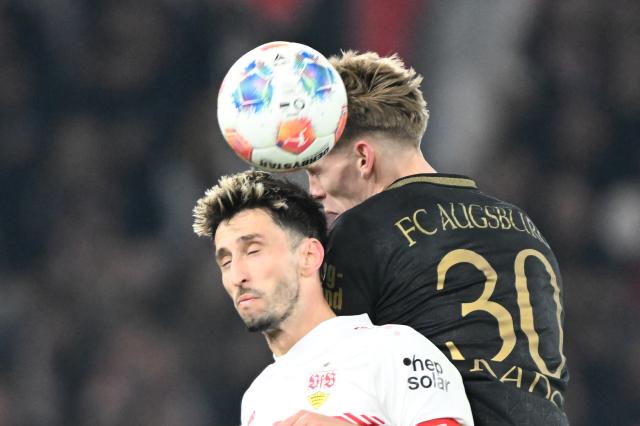 09 November 2025, Baden-Wuerttemberg, Stuttgart: Stuttgart's Atakan Karazor (L) and Augsburg's Anton Kade battle for the ball during the German Bundesliga soccer match between VfB Stuttgart and FC Augsburg at MHPArena. Photo: Bernd Weißbrod/dpa - WICHTIGER HINWEIS: Gemäß den Vorgaben der DFL Deutsche Fußball Liga bzw. des DFB Deutscher Fußball-Bund ist es untersagt, in dem Stadion und/oder vom Spiel angefertigte Fotoaufnahmen in Form von Sequenzbildern und/oder videoähnlichen Fotostrecken zu verwerten bzw. verwerten zu lassen.