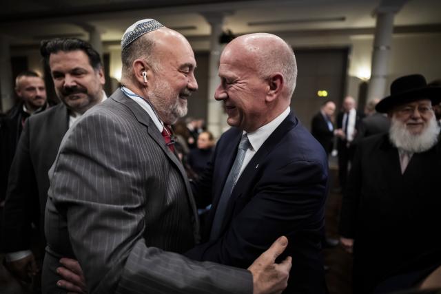 dpatop - 09 November 2025, Berlin: Governing Mayor of Berlin Kai Wegner (R) greets Ambassador of Israel to Germany Ron Prosor at a commemoration ceremony in memory of the victims of the November 1938 pogroms at the Jewish Community Center in the Charlottenburg district of Berlin. Every year on November 9, the day commemorating the Night of Broken Glass, Germany remembers the persecuted Jews whose homes, businesses, synagogues and cemeteries were looted and desecrated between November 7 and 13, 1938. Photo: Christoph Soeder/dpa