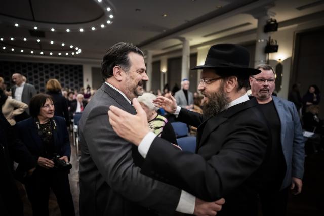 09 November 2025, Berlin: Chairman of the Jewish Community of Berlin Gideon Joffe (L) greets Chairman of the Jewish Community Chabad Berlin Rabbi Yehuda Teichtal at a commemoration ceremony in memory of the victims of the November 1938 pogroms at the Jewish Community Center in the Charlottenburg district of Berlin. Every year on November 9, the day commemorating the Night of Broken Glass, Germany remembers the persecuted Jews whose homes, businesses, synagogues and cemeteries were looted and desecrated between November 7 and 13, 1938. Photo: Christoph Soeder/dpa