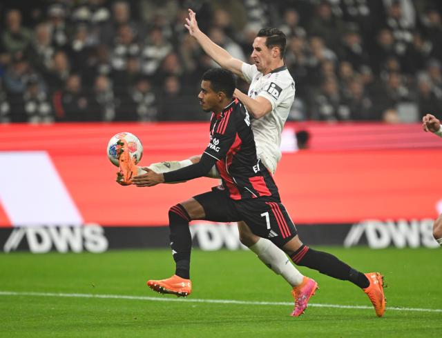 09 November 2025, Hesse, Frankfurt/Main: Eintracht Frankfurt's Ansgar Knauff (L) and Mainz's Dominik Kohr battle for the ball during the German Bundesliga soccer match between Eintracht Frankfurt and 1. FSV Mainz 05 at Deutsche Bank Park. Photo: Arne Dedert/dpa - WICHTIGER HINWEIS: Gemäß den Vorgaben der DFL Deutsche Fußball Liga bzw. des DFB Deutscher Fußball-Bund ist es untersagt, in dem Stadion und/oder vom Spiel angefertigte Fotoaufnahmen in Form von Sequenzbildern und/oder videoähnlichen Fotostrecken zu verwerten bzw. verwerten zu lassen.