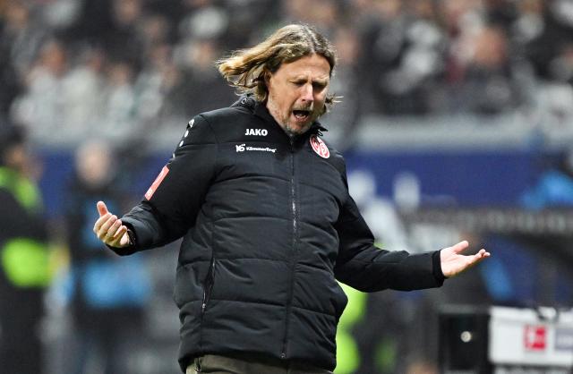 09 November 2025, Hesse, Frankfurt/Main: FSV Mainz coach Bo Henriksen gestures on the touchline during the German Bundesliga soccer match between Eintracht Frankfurt and 1. FSV Mainz 05 at Deutsche Bank Park. Photo: Arne Dedert/dpa - WICHTIGER HINWEIS: Gemäß den Vorgaben der DFL Deutsche Fußball Liga bzw. des DFB Deutscher Fußball-Bund ist es untersagt, in dem Stadion und/oder vom Spiel angefertigte Fotoaufnahmen in Form von Sequenzbildern und/oder videoähnlichen Fotostrecken zu verwerten bzw. verwerten zu lassen.