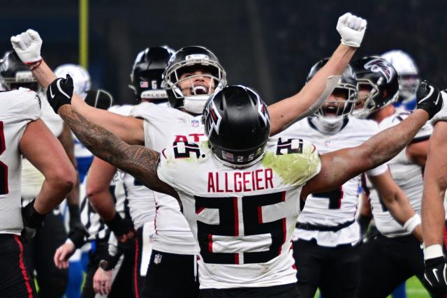 09 November 2025, Berlin: Atlanta Falcons players cheer during the NFL American football match between Indianapolis Colts and Atlanta Falcons at Olympiastadion Berlin. Photo: Sebastian Christoph Gollnow/dpa