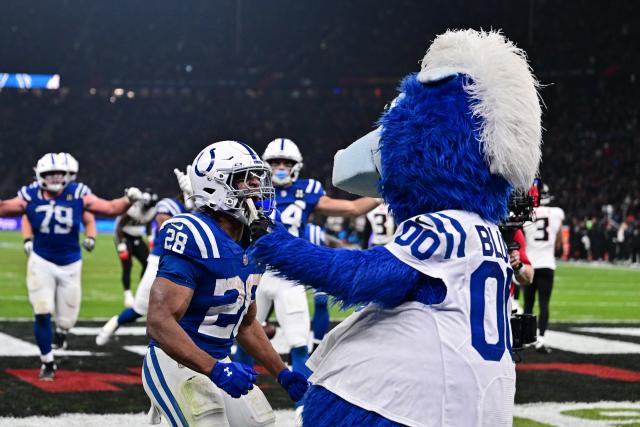 09 November 2025, Berlin: Indianapolis Colts' Jonathan Taylor (L) celebrates victory in overtime after his third touchdown with Blue, the official mascot of the Indianapolis Colts after the NFL American football match between Indianapolis Colts and Atlanta Falcons at Olympiastadion Berlin. Photo: Sebastian Christoph Gollnow/dpa
