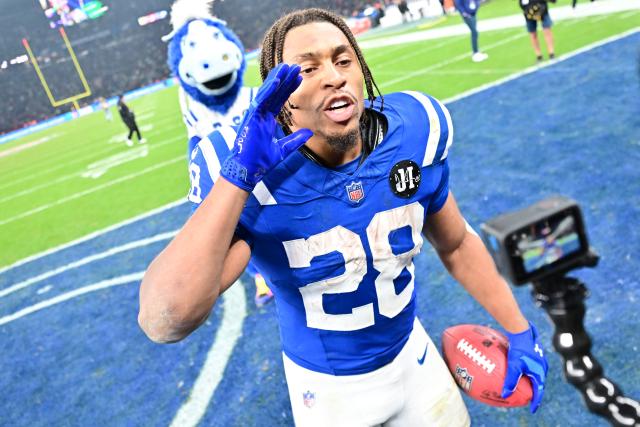 09 November 2025, Berlin: Indianapolis Colts' Jonathan Taylor (L) celebrates victory in overtime after his third touchdown following the NFL American football match between Indianapolis Colts and Atlanta Falcons at Olympiastadion Berlin. Photo: Sebastian Christoph Gollnow/dpa