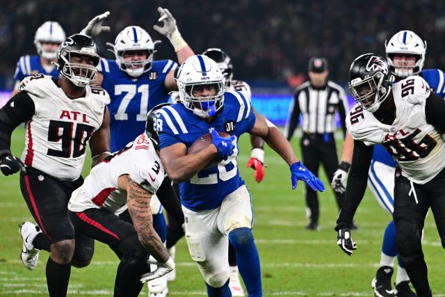 09 November 2025, Berlin: Indianapolis Colts' Jonathan Taylor (C) runs for his third touchdown during the NFL American football match between Indianapolis Colts and Atlanta Falcons at Olympiastadion Berlin. Photo: Sebastian Christoph Gollnow/dpa