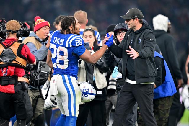 09 November 2025, Berlin: Indianapolis Colts head coach Shane Steichen (R) congratulates Jonathan Taylor  following the NFL American football match between Indianapolis Colts and Atlanta Falcons at Olympiastadion Berlin. Photo: Sebastian Christoph Gollnow/dpa