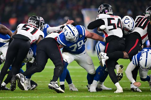 09 November 2025, Berlin: Indianapolis Colts's Bernhard Raimann (C) in action during the NFL American football match between Indianapolis Colts and Atlanta Falcons at Olympiastadion Berlin. Photo: Sebastian Christoph Gollnow/dpa