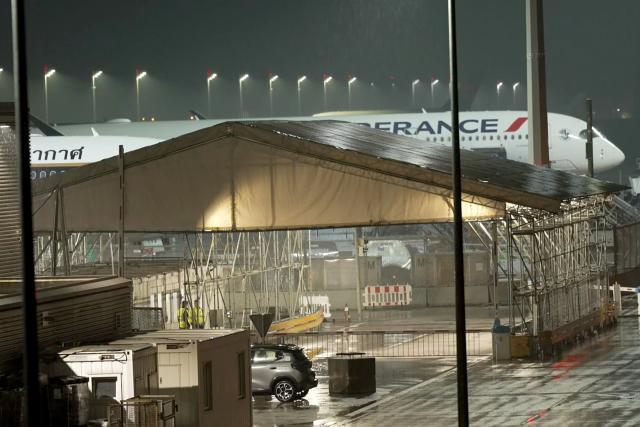 09 November 2025, Bavaria, Munich: An Air France plane is parked at Munich Airport. An Air France flight from Paris to Seoul was diverted to Munich on Sunday after a burning smell was detected in the cockpit, the airline said. Photo: Ehsan Monajati/dpa