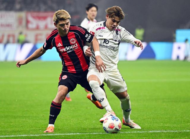 09 November 2025, Hesse, Frankfurt/Main: Eintracht Frankfurt's Ritsu Doan (L) and Mainz's Kaishu Sano battle for the ball during the German Bundesliga soccer match between Eintracht Frankfurt and 1. FSV Mainz 05 at Deutsche Bank Park. Photo: Arne Dedert/dpa - WICHTIGER HINWEIS: Gemäß den Vorgaben der DFL Deutsche Fußball Liga bzw. des DFB Deutscher Fußball-Bund ist es untersagt, in dem Stadion und/oder vom Spiel angefertigte Fotoaufnahmen in Form von Sequenzbildern und/oder videoähnlichen Fotostrecken zu verwerten bzw. verwerten zu lassen.