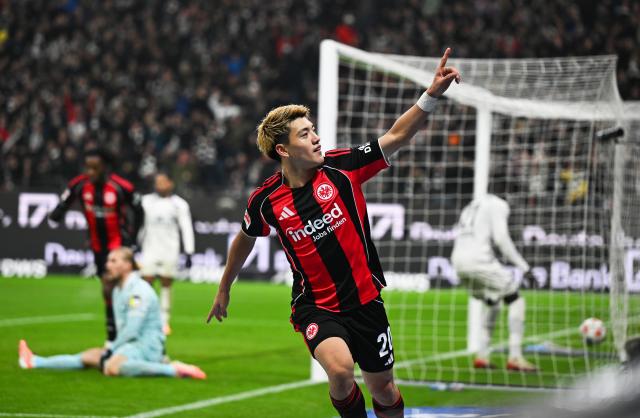 09 November 2025, Hesse, Frankfurt/Main: Eintracht Frankfurt's Ritsu Doan celebrates scoring his side's first goal during the German Bundesliga soccer match between Eintracht Frankfurt and 1. FSV Mainz 05 at Deutsche Bank Park. Photo: Arne Dedert/dpa - WICHTIGER HINWEIS: Gemäß den Vorgaben der DFL Deutsche Fußball Liga bzw. des DFB Deutscher Fußball-Bund ist es untersagt, in dem Stadion und/oder vom Spiel angefertigte Fotoaufnahmen in Form von Sequenzbildern und/oder videoähnlichen Fotostrecken zu verwerten bzw. verwerten zu lassen.