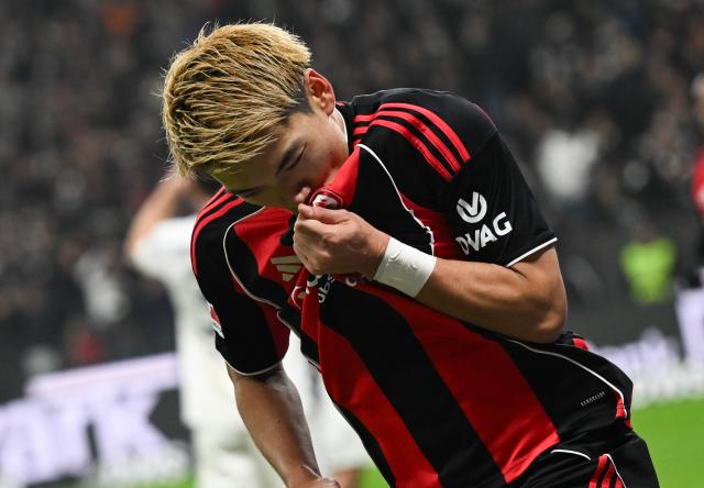 09 November 2025, Hesse, Frankfurt/Main: Eintracht Frankfurt's Ritsu Doan celebrates scoring his side's first goal during the German Bundesliga soccer match between Eintracht Frankfurt and 1. FSV Mainz 05 at Deutsche Bank Park. Photo: Arne Dedert/dpa - WICHTIGER HINWEIS: Gemäß den Vorgaben der DFL Deutsche Fußball Liga bzw. des DFB Deutscher Fußball-Bund ist es untersagt, in dem Stadion und/oder vom Spiel angefertigte Fotoaufnahmen in Form von Sequenzbildern und/oder videoähnlichen Fotostrecken zu verwerten bzw. verwerten zu lassen.