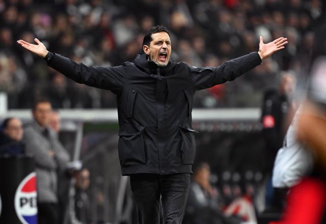 09 November 2025, Hesse, Frankfurt/Main: Eintracht Frankfurt coach Dino Toppmoeller gestures on the touchline during the German Bundesliga soccer match between Eintracht Frankfurt and 1. FSV Mainz 05 at Deutsche Bank Park. Photo: Arne Dedert/dpa - WICHTIGER HINWEIS: Gemäß den Vorgaben der DFL Deutsche Fußball Liga bzw. des DFB Deutscher Fußball-Bund ist es untersagt, in dem Stadion und/oder vom Spiel angefertigte Fotoaufnahmen in Form von Sequenzbildern und/oder videoähnlichen Fotostrecken zu verwerten bzw. verwerten zu lassen.