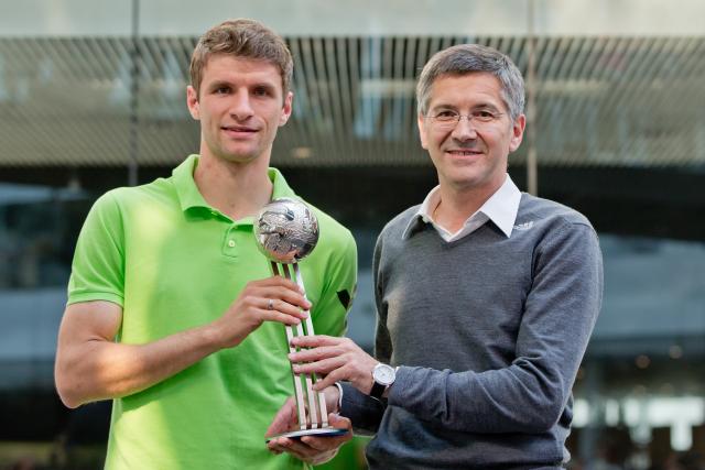 FILED - 06 October 2014, Bavaria, Herzogenaurach: Then German national team soccer player Thomas Mueller (L) receives the 'Silver Ball' as the second best player of the 2014 world cup from Then Adidas CEO Herbert Hainer (R). Bayern Munich president Herbert Hainer can imagine Thomas Müller taking on his role in the future, he told the Abendzeitung newspaper on Sunday. Photo: picture alliance / dpa