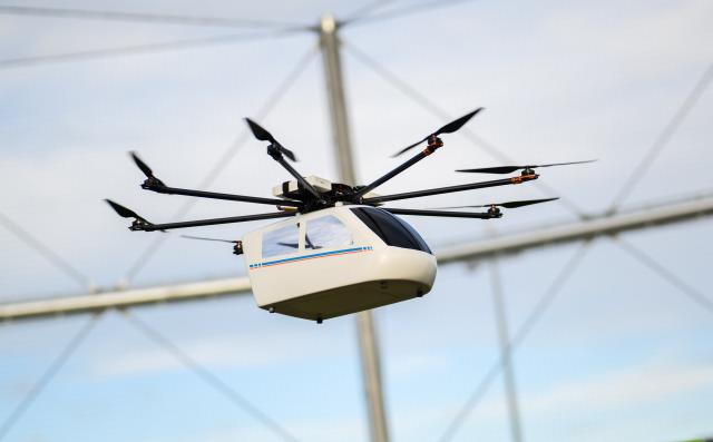 FILED - 21 October 2025, Lower Saxony, Brunswick: A drone flies in the new drone cage on the premises of the DLR German Aerospace Center at the opening of the Flybots drone test field. Photo: Julian Stratenschulte/dpa
