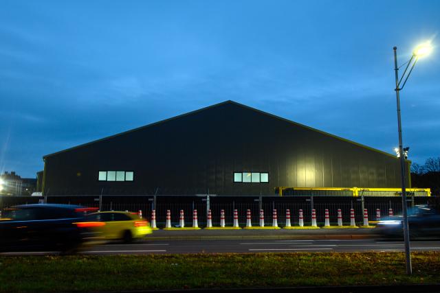 FILED - 09 November 2025, Saxony-Anhalt, Magdeburg: View of the temporary court building at Magdeburg District Court. The trial of the Magdeburg Christmas market attacker is due to begin there on November 10, 2025. Photo: Klaus-Dietmar Gabbert/dpa