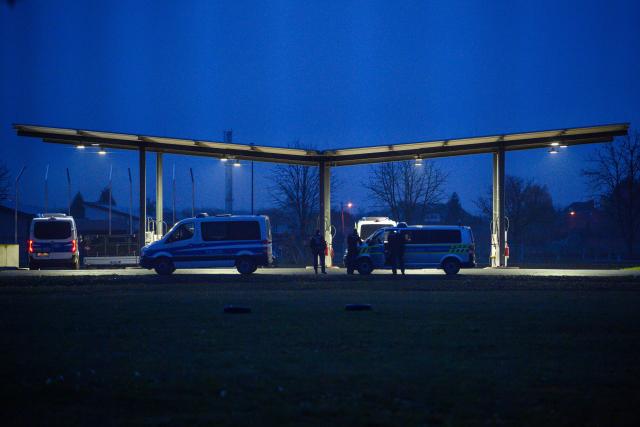 10 November 2025, Saxony-Anhalt, Magdeburg: Police officers and police vehicles stand next to a petrol station on the grounds of the Saxony-Anhalt state police. A helicopter carrying the assassin from the Magdeburg Christmas market is due to land there. On December 20, 2024, Taleb al-Abdulmohsen drove over the Magdeburg Christmas market. Six people were killed in the attack. In addition, more than 300 people were injured or traumatized. The public prosecutor's office has charged the perpetrator with 338 counts of attempted murder. The trial against Taleb al-Abdulmohsen is due to begin in Magdeburg this morning. Photo: Klaus-Dietmar Gabbert/dpa