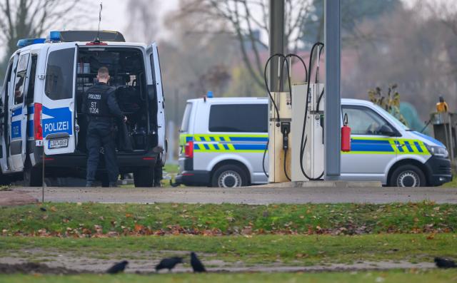 10 November 2025, Saxony-Anhalt, Magdeburg: Police officers are preparing for the arrival of Taleb al-Abdulmohsen at the police station in Magdeburg. The now 51-year-old man from Saudi Arabia raced into the crowd on December 20, 2024. Five women and a child died and more than 300 people were injured. In the indictment, the public prosecutor's office in Naumburg accuses Taleb al-Abdulmohsen of six counts of murder and 338 counts of attempted murder. Photo: Hendrik Schmidt/dpa