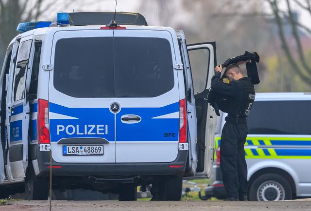 10 November 2025, Saxony-Anhalt, Magdeburg: Police officers are preparing for the arrival of Taleb al-Abdulmohsen at the police station in Magdeburg. The now 51-year-old man from Saudi Arabia raced into the crowd on December 20, 2024. Five women and a child died and more than 300 people were injured. In the indictment, the public prosecutor's office in Naumburg accuses Taleb al-Abdulmohsen of six counts of murder and 338 counts of attempted murder. Photo: Hendrik Schmidt/dpa