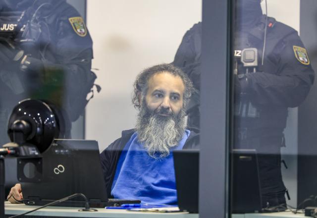 10 November 2025, Saxony-Anhalt, Magdeburg: Defendant Taleb al-Abdulmohsen sits in a bullet-proof glass box in the courtroom in the temporary court building at Magdeburg District Court at the start of the trial. On December 20, 2024, Taleb al-Abdulmohsen drove through the Magdeburg Christmas market. Six people were killed in the attack. In addition, more than 300 people were injured or traumatized. The public prosecutor's office has charged the perpetrator with 338 counts of attempted murder. Photo: Jan Woitas/dpa