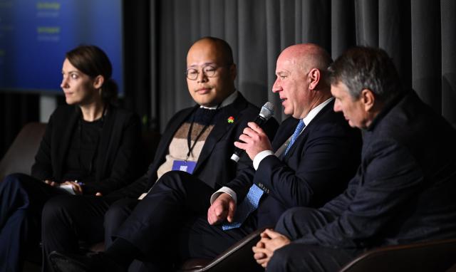 10 November 2025, Berlin: Antje Schippmann (L-R), Managing Director and co-founder of the Axel Springer Freedom Foundation, Sebastian Lai, founder of the "FreeJimmyLai" campaign, Berlin's Governing Mayor Kai Wegner and Burkhard Kieker, Managing Director of VisitBerlin at the Berlin Freedom Conference in reference to the freedom movement at the fall of the Berlin Wall. Photo: Britta Pedersen/dpa