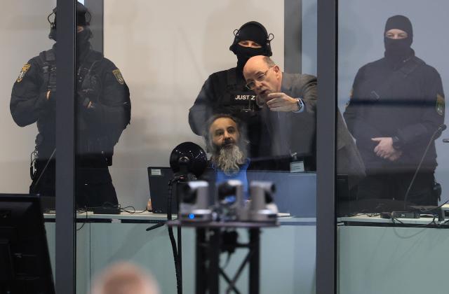 10 November 2025, Saxony-Anhalt, Magdeburg: The defendant Taleb al-Abdulmohsen (C) and his lawyer Thomas Breiter talk at the start of the trial. On December 20, 2024, the accused drove through the Magdeburg Christmas market. Six people were killed in the attack: five women aged between 45 and 75 and a nine-year-old boy. The public prosecutor's office is accusing the perpetrator of 338 counts of attempted murder. Photo: Jan Woitas/dpa