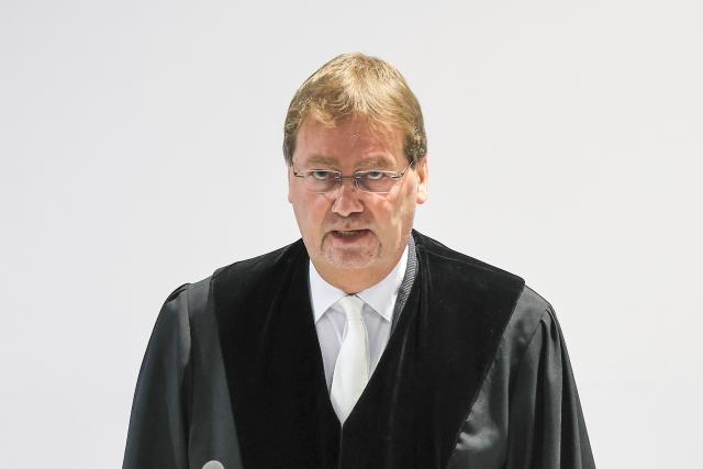 10 November 2025, Saxony-Anhalt, Magdeburg: Presiding judge Dirk Sternberg enters the courtroom in the temporary court building of Magdeburg District Court at the start of the trial. The trial against al-Abdulmohsen begins there this morning. On December 20, 2024, Taleb al-Abdulmohsen drove through the Magdeburg Christmas market. Six people were killed in the attack. In addition, more than 300 people were injured or traumatized. The public prosecutor's office has charged the perpetrator with 338 counts of attempted murder. Photo: Jan Woitas/dpa