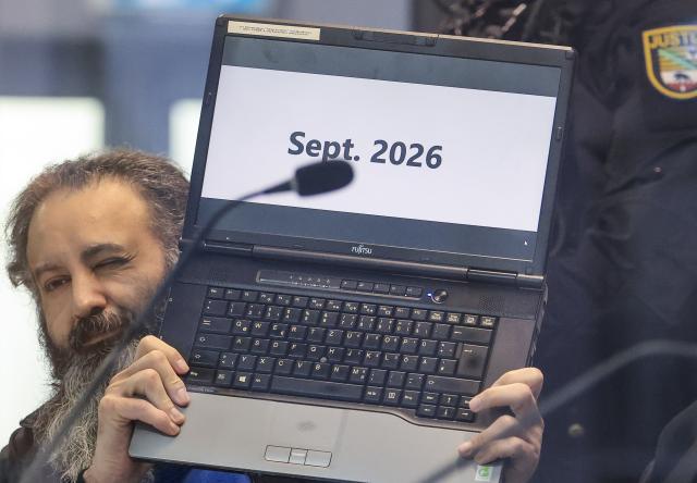 10 November 2025, Saxony-Anhalt, Magdeburg: At the start of the trial, defendant Taleb al-Abdulmohsen holds up his laptop with the inscription "Sept. 2026" in a bulletproof glass box in the courtroom in the temporary court building at Magdeburg District Court. The trial against al-Abdulmohsen begins there this morning. On December 20, 2024, Taleb al-Abdulmohsen drove through the Magdeburg Christmas market. Six people were killed in the attack. In addition, more than 300 people were injured or traumatized. The public prosecutor's office has charged the perpetrator with 338 counts of attempted murder. Photo: Jan Woitas/dpa