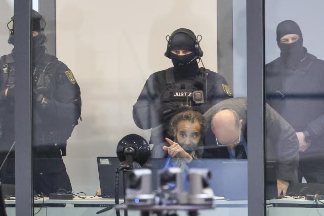 10 November 2025, Saxony-Anhalt, Magdeburg: The defendant Taleb al-Abdulmohsen speaks with his defense lawyer Thomas Bretter at the start of the trial in a bullet-proof glass box in the courtroom in the temporary court building at Magdeburg District Court. The trial against al-Abdulmohsen begins there this morning. On December 20, 2024, Taleb al-Abdulmohsen drove through the Magdeburg Christmas market. Six people were killed in the attack. In addition, more than 300 people were injured or traumatized. The public prosecutor's office has charged the perpetrator with 338 counts of attempted murder. Photo: Jan Woitas/dpa