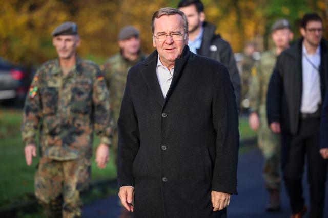 10 November 2025, North Rhine-Westphalia, Muenster: German Defense Minister Boris Pistorius arrives at the barracks of Homeland Security Regiment 2 in Münster. Pistorius talks to the regiment's soldiers and visits the training company. Around 190 recruits are currently undergoing their new basic training there. Photo: Christoph Reichwein/dpa
